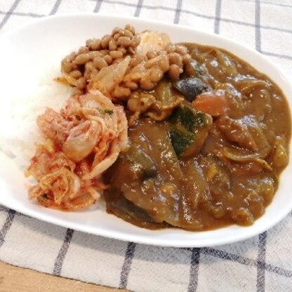 残りカレーと納豆でも食べようかと思っていたらnyanさんレシピ発見です☆真冬ですが、がっつりおいしくいただきました♪キムチ納豆とカレーの組み合わせが絶品でした！